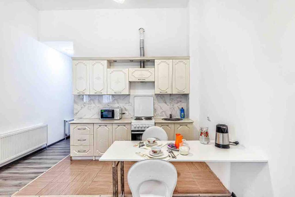 Уютная Квартира С Террасой В Сердце Столицы Apartman Taldykol Kültér fotó